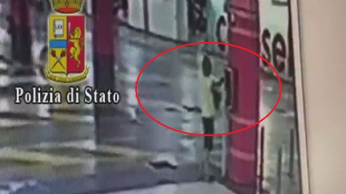 Milano, cartello offensivo contro disabile: identificato l'autore del gesto Milano, cartello offensivo contro disabile: identificato l'autore del gesto