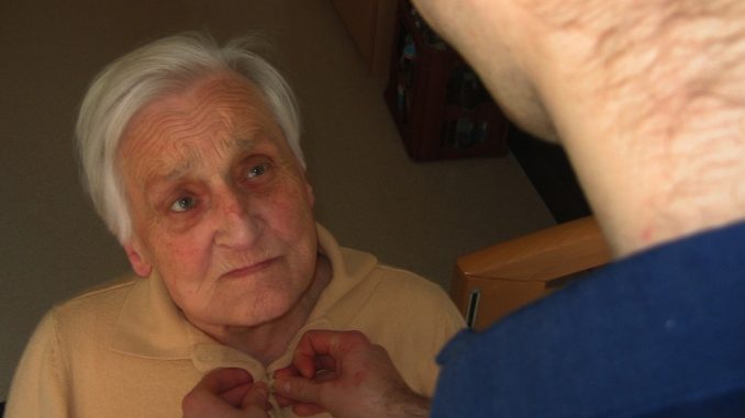 Intercettazioni choc di un ospizio: "Se ti sleghi ti affetto" ospizio