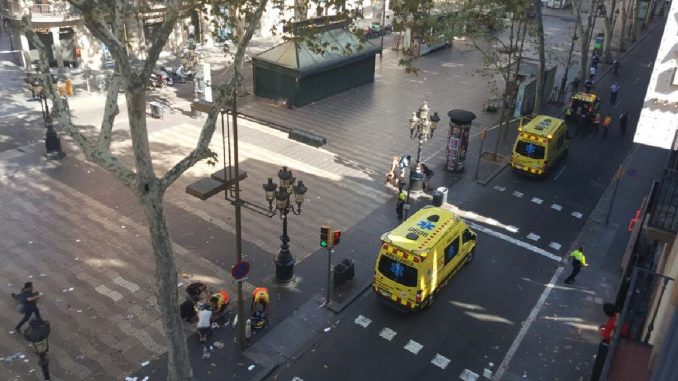 Attacco Ramblas: 13 morti e 50 feriti. L'Isis rivendica Attacco Ramblas: 13 morti e 50 feriti. L'Isis rivendica