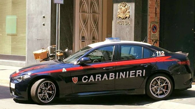 Uccide la suocera a coltellate e ferisce la moglie moglie