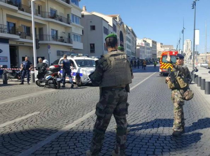 Perde il controllo e va a sbattere contro fermata del bus: un morto bus