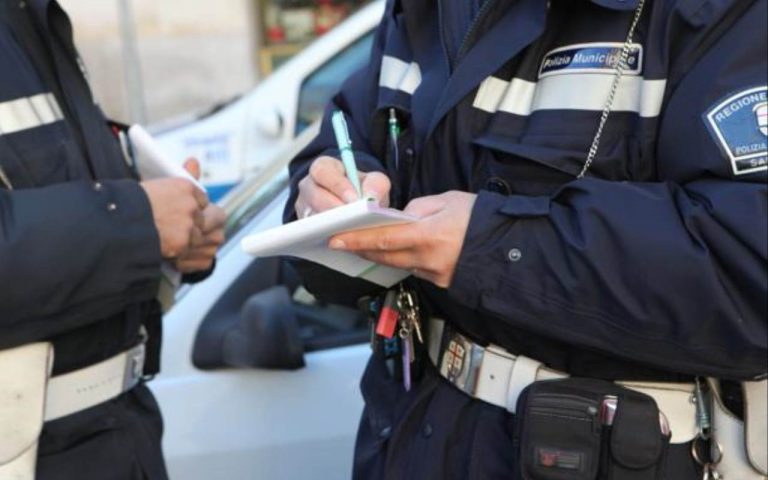Ciclista investito da un'auto: multa di 42 euro dal Comune multa