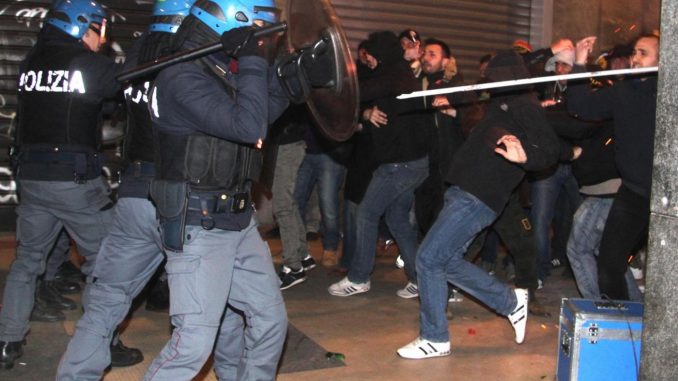 Sgomberato il centro sociale Làbas, tafferugli tra attivisti e forze dell'ordine