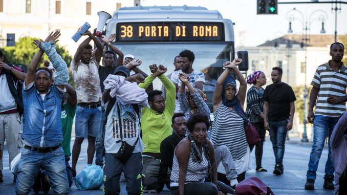 Roma, al via corteo anti-sgomberi dei movimenti per la casa Roma, al via corteo anti-sgomberi dei movimenti per la casa