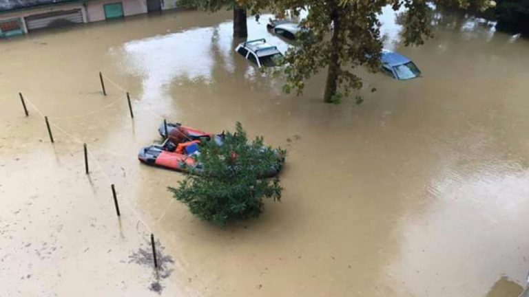 Alluvione Livorno, dopo nubifragio la città si mobilità: centinaia di volonari spalano nel fango Alluvione
