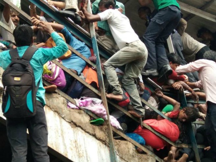 Almeno 22 persone sono morte schiacciate dalla folla a Mumbai Almeno 22 persone sono morte schiacciate dalla folla a Mumbai