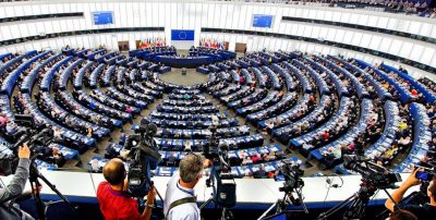 Vaccini, Junker: 'Si all'obbligatorietà in Italia e in Europa'