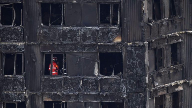 Londra, rogo Grenfell Tower: bilancio poco inferiore a 80 vittime Grenfell Tower