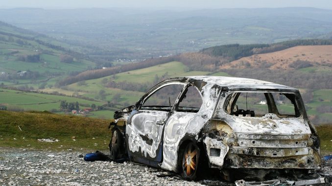 Cadavere in auto bruciata nel Bergamasco