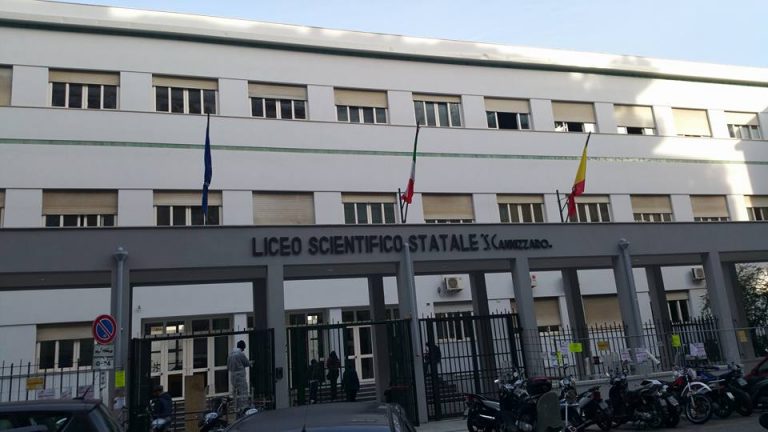 Riapre liceo scientifico, appello della preside: "Mancano i banchi" liceo