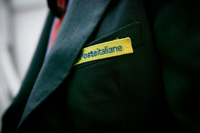 Ruba alle poste e viene licenziato: giudice ordina il reintegro poste