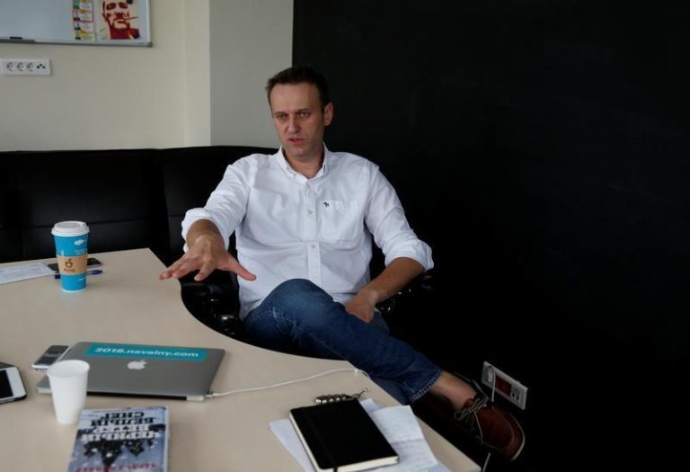 Mosca, fermato ancora Navalny. Stava partendo per un comizio Mosca, fermato ancora Navalny. Stava partendo per un comizio