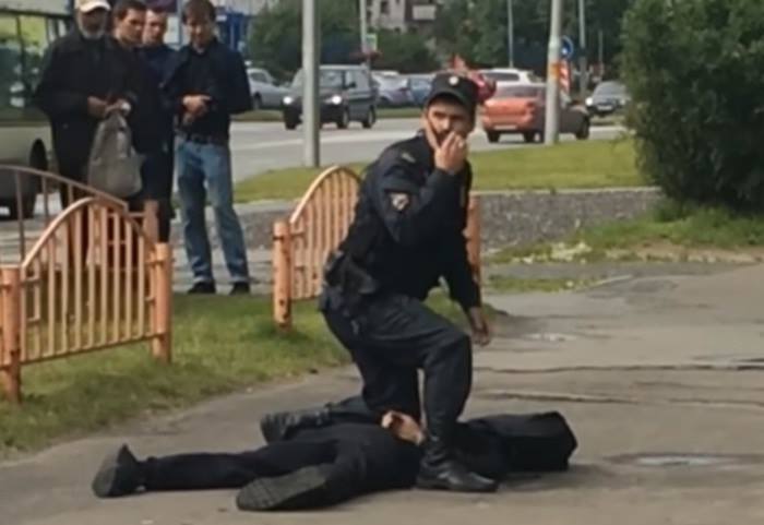 Seminudo corre con testa della nipote di 18 mesi decapitata: video choc Seminudo corre con testa della nipote di 18 mesi decapitata: video choc