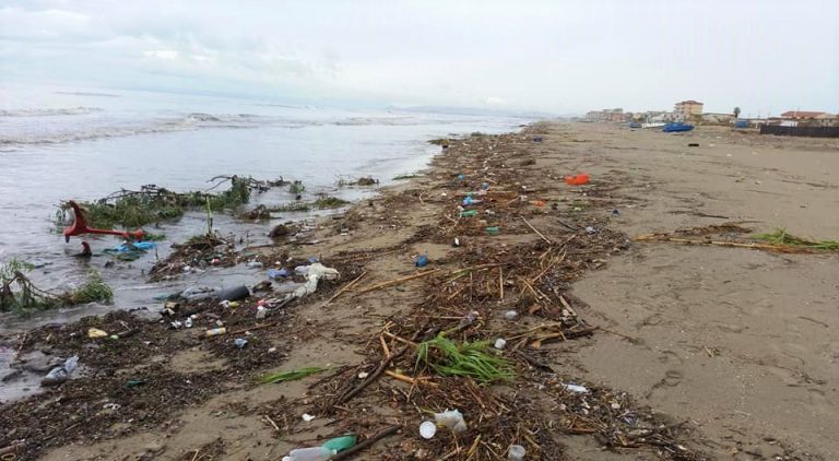 Pozzuoli: la piena riversa sex toys sulla spiaggia di Licola sex toys
