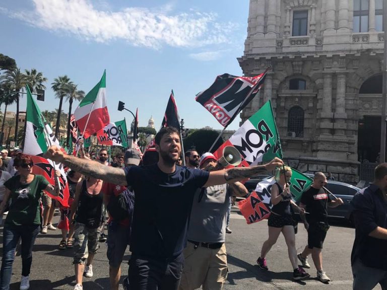Roma/Corviale. Scontri Forza Nuova Polizia per casa a Eritrei. 5 arresti Roma/Corviale. Scontri Forza Nuova Polizia per casa a Eritrei. 5 arresti