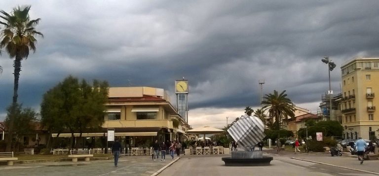 Soccorsa dopo incidente stradale, viene violentata viareggio