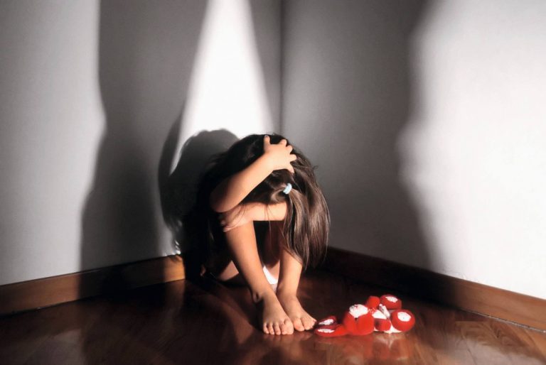 Pedofilia, abusi su tre bambine: arrestati zio e amico della famiglia