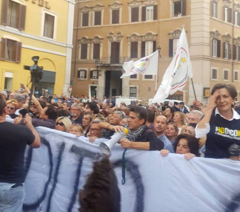 Rosetellum 2, M5s in piazza Montecitorio: fischi contro Mattarella montecitorio