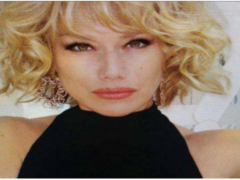 Nancy Brilli paparazzata con uno degli uomini più ricchi del mondo: la foto Nancy Brilli