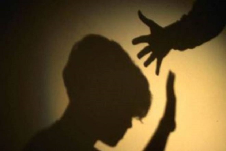 Nonno violentava bimbe in taverna: ha stuprato 5 bambine nonno