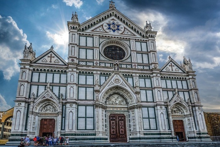 Crollo alla basilica di Santa Croce a Firenze: muore un turista Crollo alla basilica di Santa Croce a Firenze: muore un turista