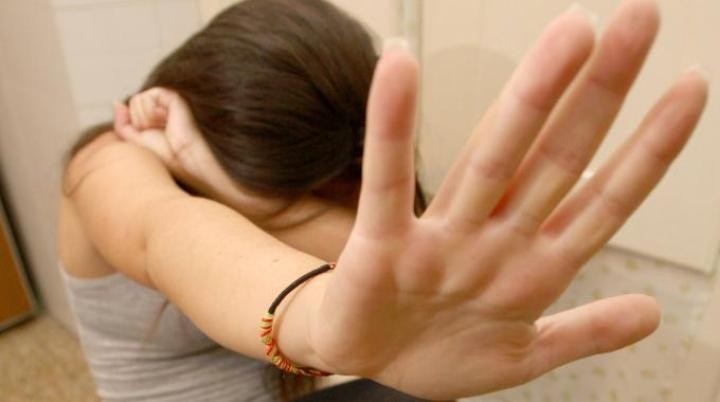 Violenza sessuale su bimba di 9 anni, arrestato il compagno della madre Violenza sessuale su bimba di 9 anni, arrestato il compagno della madre