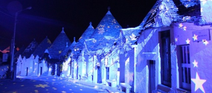 Alberobello: a Natale si illuminano i trulli e la bella località pugliese  diventa magica