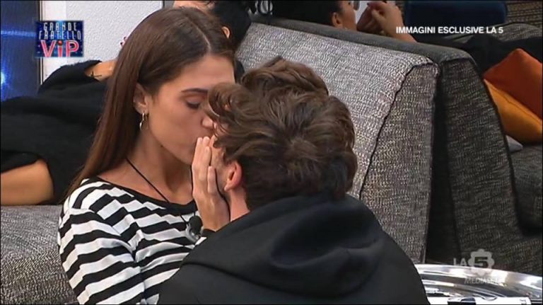Gf Vip, la scena di sesso nell'armadio è un FALSO: ecco perchè! Gf Vip, la scena di sesso nell'armadio è un FALSO: ecco perchè!
