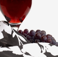 Come rimuovere le macchie di vino rosso da una t shirt bianca ... Macchie di vino