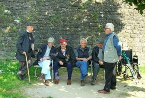 Un gruppo di pensionati