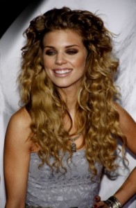 annalynne mccord capelli lunghi ricci 196x300