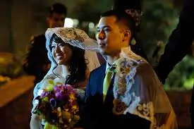 Il rituale del velo in un matrimonio filippino