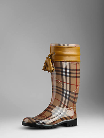 Burberry: stivali da pioggia Haymarket Check con maxi-nappine, Collezione Autunno/Inverno 2011/2012