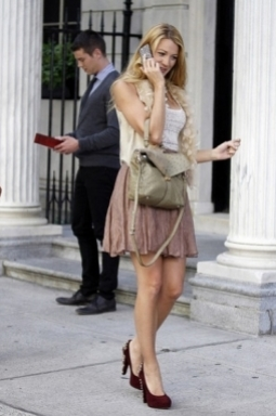 Gossip Girl 5: Blake Lively (Serena Van der Woodsen) indossa pump con borchie di Brian Atwood, modello Power Studs