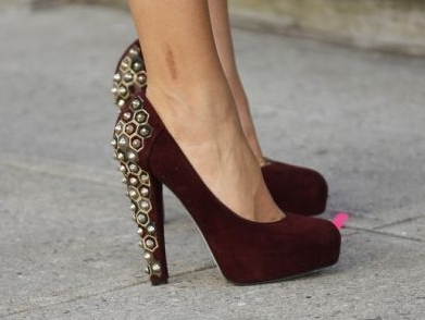Gossip Girl 5: Blake Lively (Serena Van der Woodsen) indossa pump con borchie di Brian Atwood, modello Power Studs
