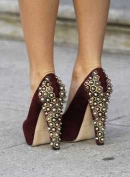 Gossip Girl 5: Blake Lively (Serena Van der Woodsen) indossa pump con borchie di Brian Atwood, modello Power Studs