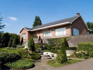 683648 suburbane rurali casa con giardino in belgio periodo estivo giornata di sole immobile concetto