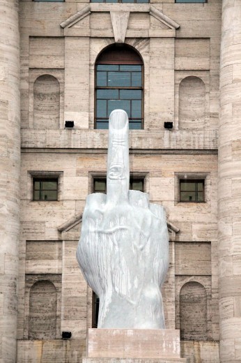 Cattelan Piazza Affari dito medio