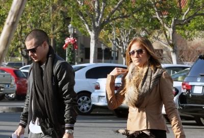 Jennifer Lopez Casper Jewelry Calabassas 5 400x300