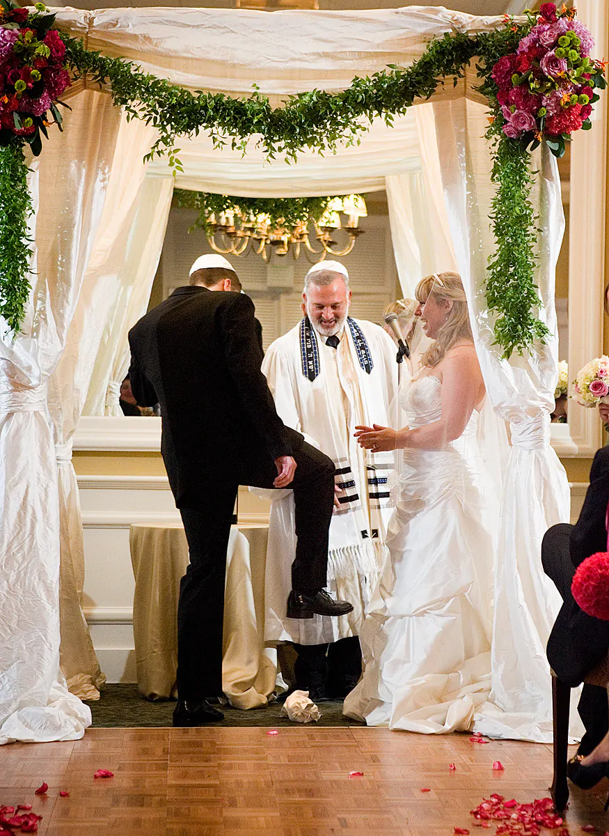 La rottura del bicchiere in una cerimonia nuziale ebraica