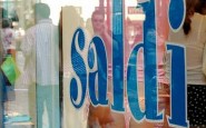 Vetrina allestita per i saldi
