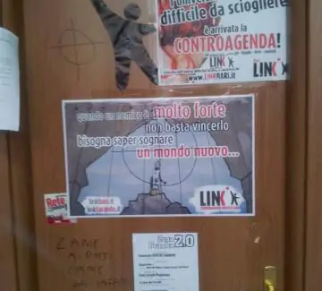 la porta con scritte fasciste croci e svastiche foto 5631 1