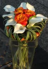 Bouquet di calle e rose arancioni