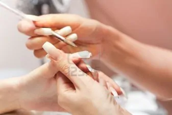 5164379 fase di manicure modellazione di unghie con acrilico manicure servire clienti in salone di bellezza1
