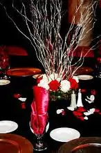 Decorazioni rosse bianche e nere per i tavoli nuziali