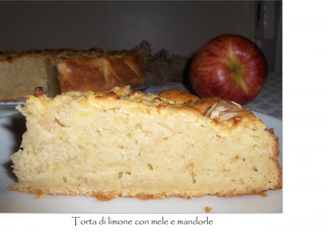 Torta di limone con mele e mandorle