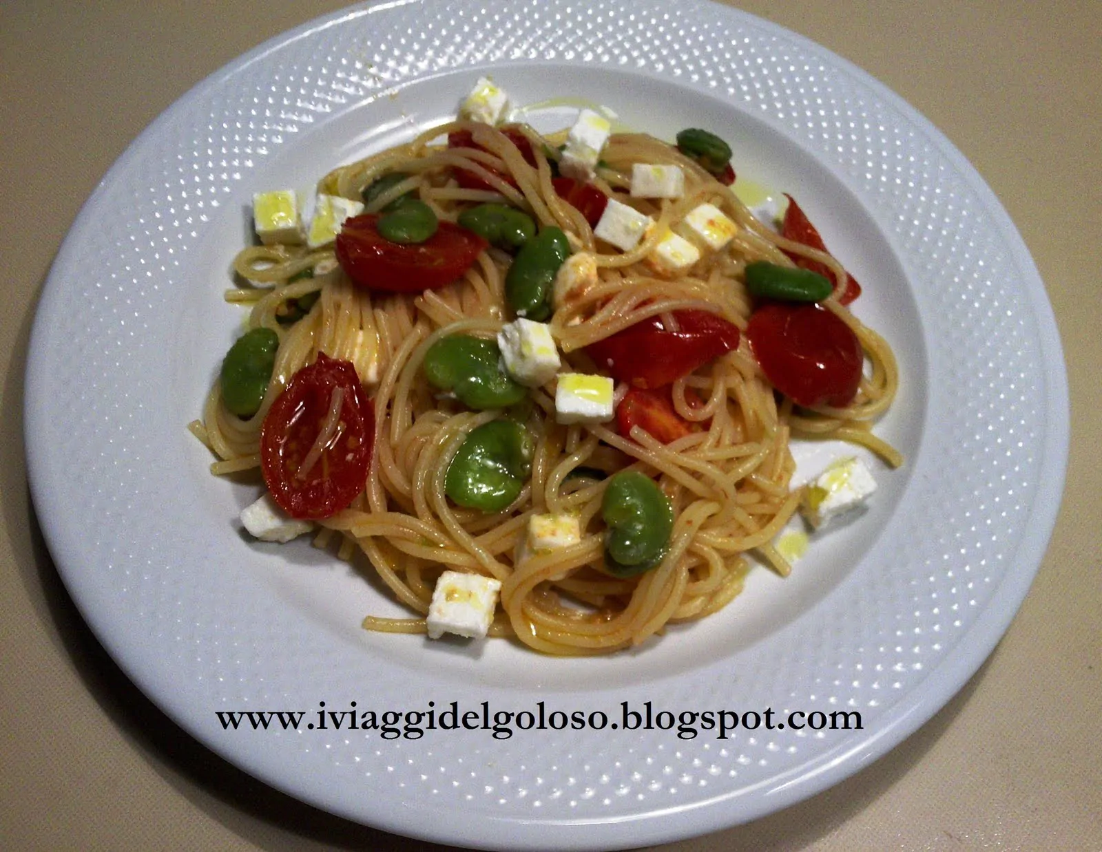 Spaghetti con pomodorini fave e feta 1