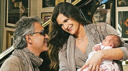 andrea bocelli con la compagnia veronica berti che culla la piccola virginia 295b 430x238