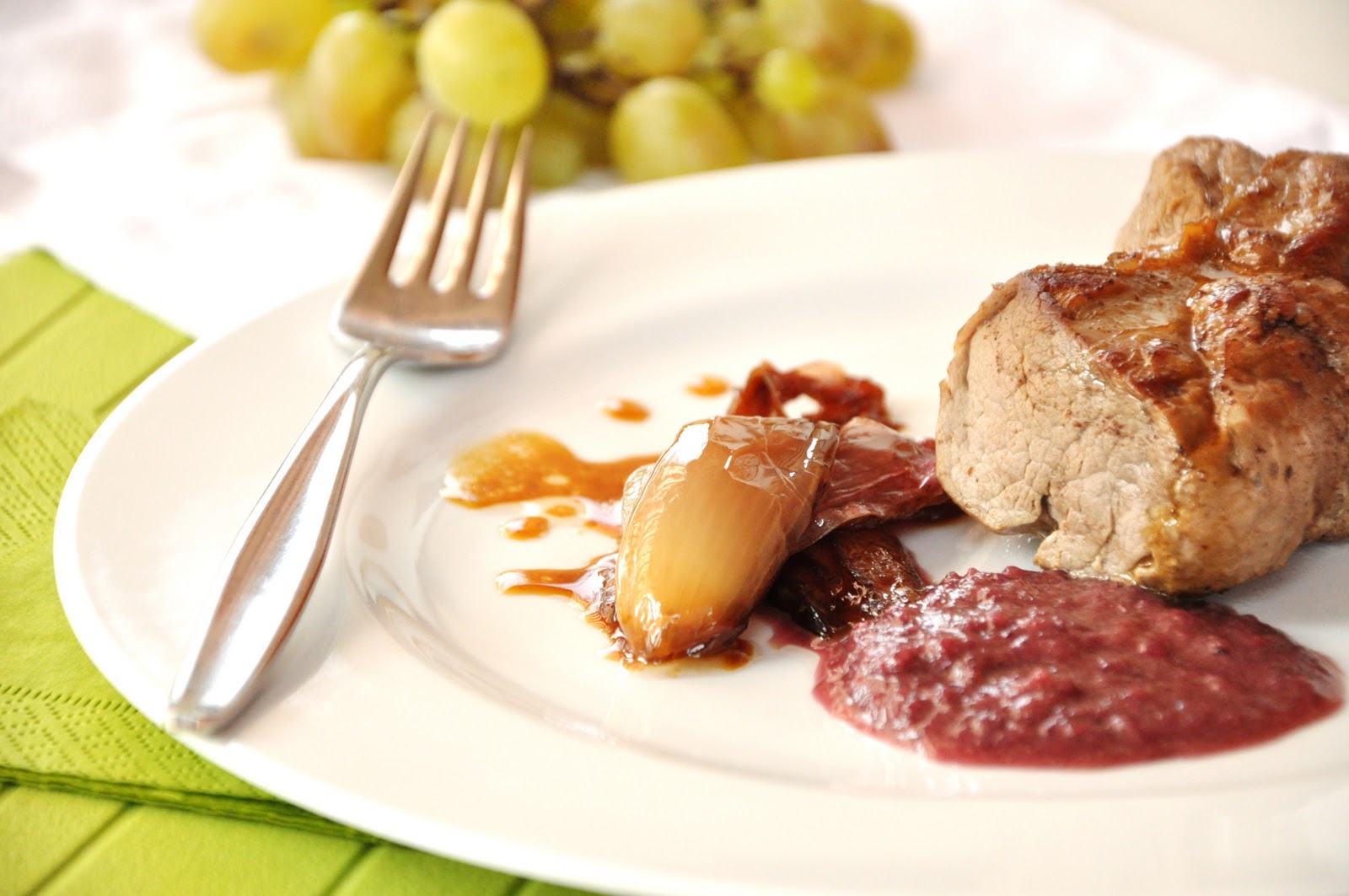 filetto di maiale con salsa duva e scalogni caramellati