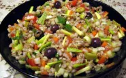 insalata di farro vegetariana nel piatto 450x337